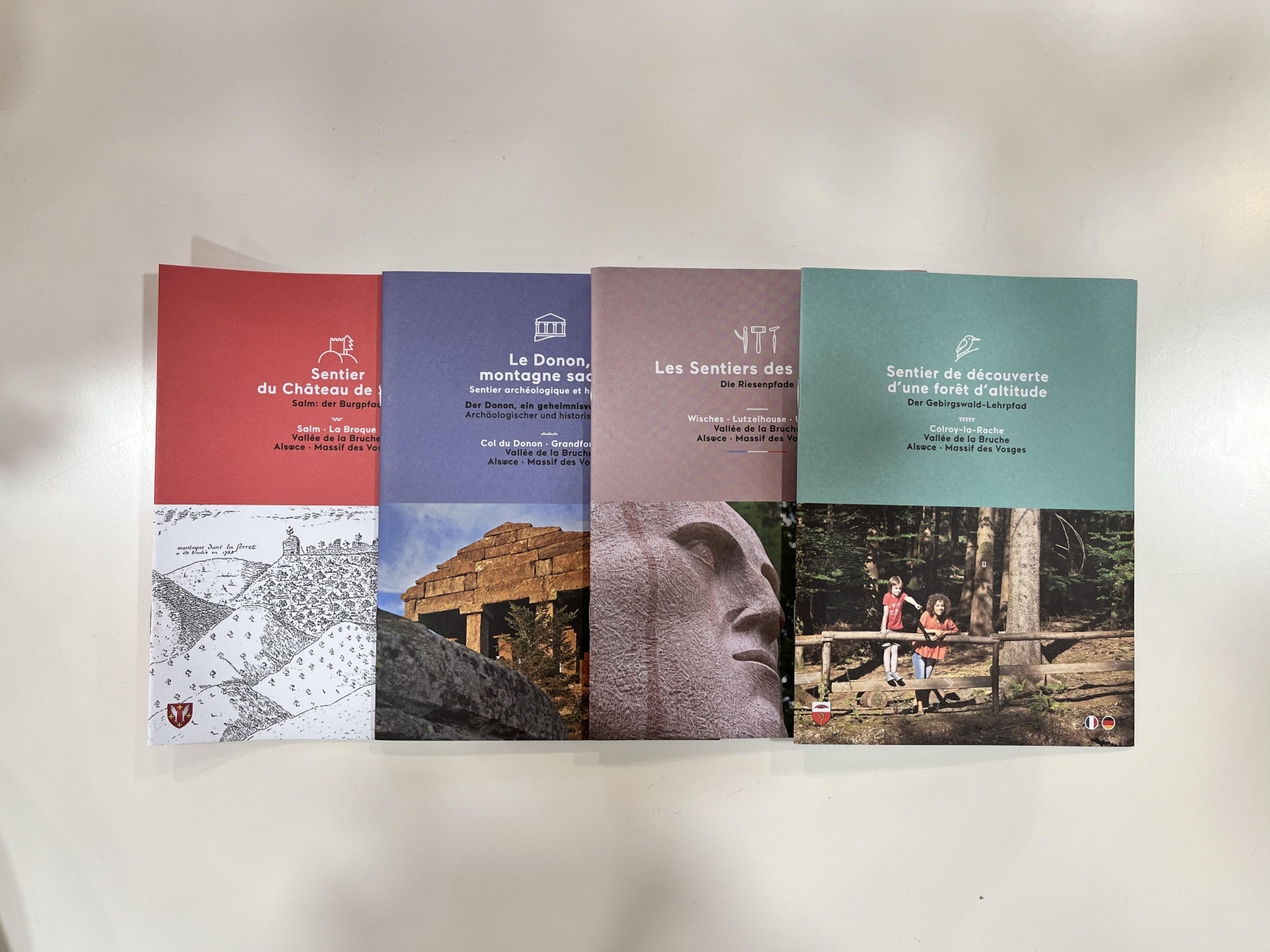 Foto von Broschüren zum Herunterladen auf der Website