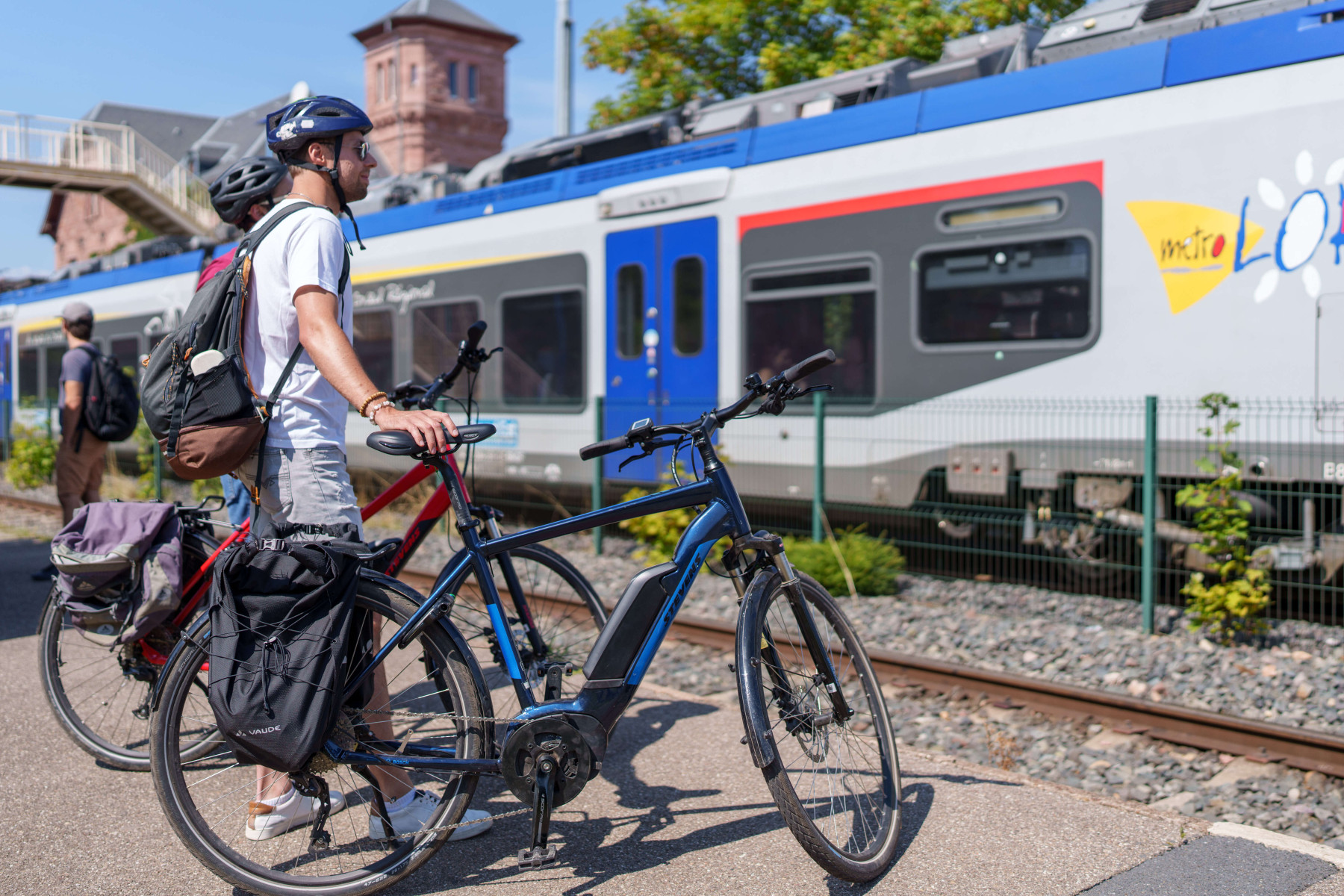 Deux personnes attendent le TER avec leur vélo à assistance électrique