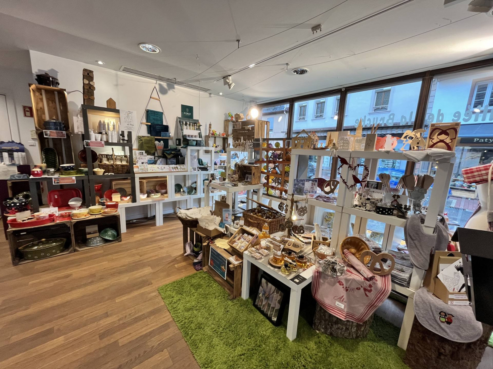 Boutique de l'office de tourisme de la vallée de la Bruche présentant les articles à vendre des producteurs locaux